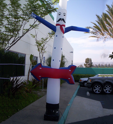 Bailador de aire inflable de PVC agitando la llama hombre del tubo de publicidad inflable