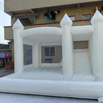 Los niños juegan a un castillo inflable de PVC de alta calidad.
