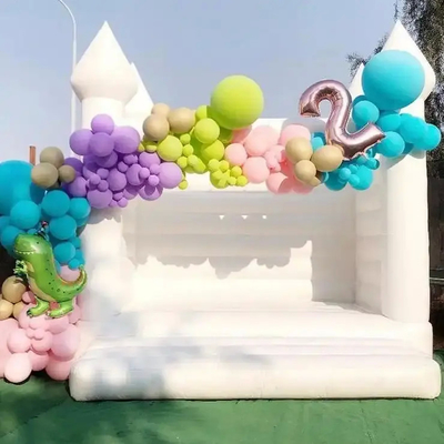 Los niños juegan a un castillo inflable de PVC de alta calidad.