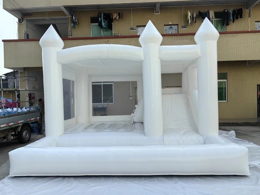 Los niños juegan a un castillo inflable de PVC de alta calidad.