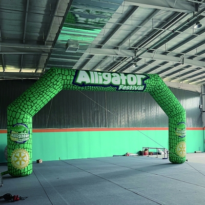 Correr al aire libre pan de jengibre caramelo lápiz arco iris soplar hasta la entrada del evento arcos de publicidad inflables con rociador de agua ligera led
