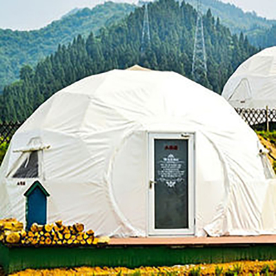 Gran lujo claro y con cúpula inflable tienda de campaña en el desierto