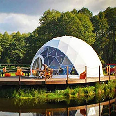 Gran lujo claro y con cúpula inflable tienda de campaña en el desierto