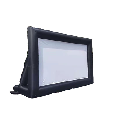 Gran pantalla inflable para jugar una película