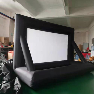 Gran pantalla inflable para jugar una película