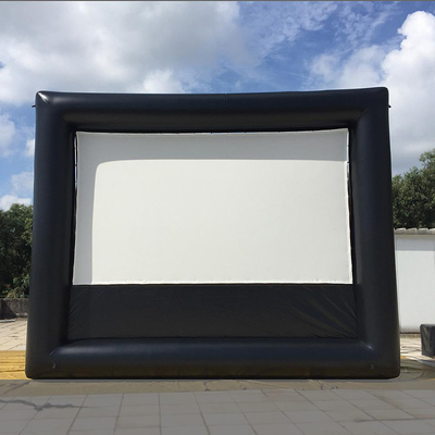 Gran pantalla inflable para jugar una película