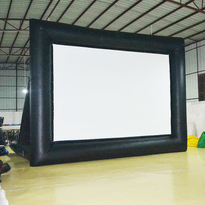 Gran pantalla inflable para jugar una película