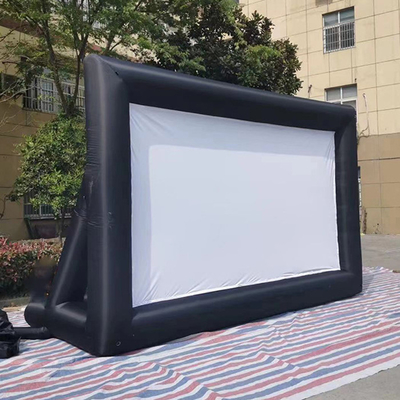Gran pantalla inflable para jugar una película